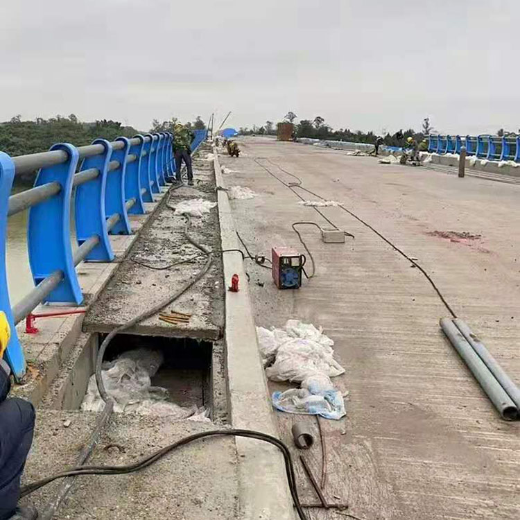 南充市嘉陵江大桥防撞栏杆安装